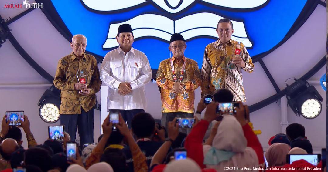 Mbah Melan TikTok dan Guru Kuswanto Dihadiahi Rp 100 Juta oleh Prabowo